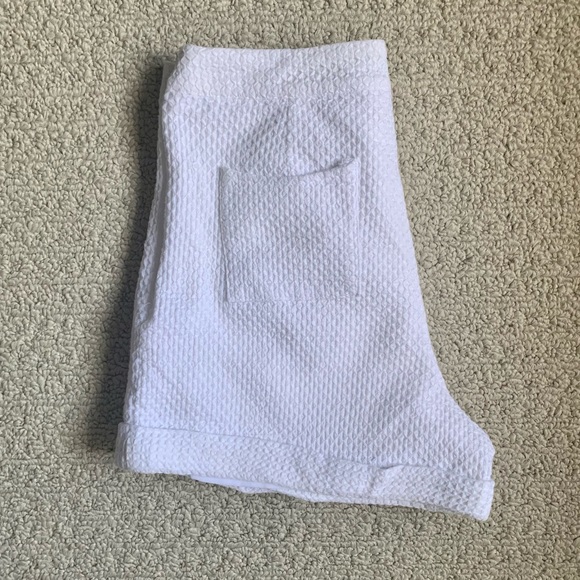 Elliatt White High Waist Pleated Textured Shorts - Picture 3 of 7